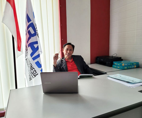 Dr-Uus-Mulyaharja-S.H.,-S.E.,-M.H.,-MK.n